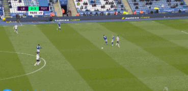 阿根廷国家队抵达安哥拉，大批球迷等候并高呼梅西名字